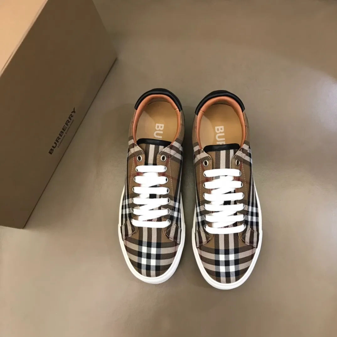p340 "Burberr*" men's classic low-top sneakers are reinterpreted in Vintage checked cotton material and decorated with a new brand logo. First-layer sheepskin lining, embossed Burberry logo on the heel, and original TPU outsole!  Size: 38-44